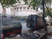 Fuerte operativo policial frente al Congreso por un paquete sospechoso al lado de una cabina de gas