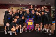El homenaje de los jugadores del Barcelona a Ronald Araujo por sus 200 partidos en el club