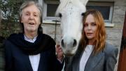 Stella McCartney rindió homenaje a su padre, el ex Beatle, durante su desfile en París Fashion Week