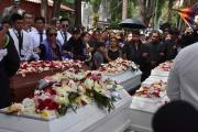 Entre llantos y flores, despiden a la madre y sus cinco hijos muertos en Sacaba
