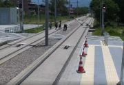 Estudiantes son captados jugando con piedras en rieles de la línea Verde de Mi Tren