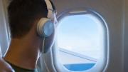 Insólito: una conocida aerolínea sancionará a pasajeros que no usen auriculares durante el vuelo