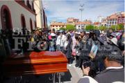 Puno: Familiares llevan ataúd de víctima atropellada por patrullero a comisaría en señal de protesta –