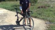Caballo destrozó bicicleta de deportista profesional que entrenaba para la Vuelta Ciclista