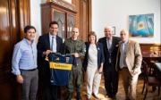 Bullrich recibió a Nahuel Gallo y Abad le regaló la camiseta de Boca