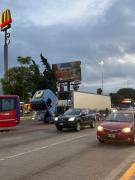 Cámara testigo: se rompió un camión en el ingreso a Ciudad y generó caos vehicular