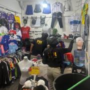 Dos venezolanos detenidos por venta de mercancía falsificada: incautan más de 2.000 dólares en piratería