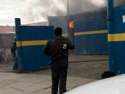 Incendio afecta a taller mecánico en Avenida Frei en Punta Arenas