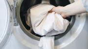 La razón por la que deberías echar unas gotas de alcohol a tu ropa antes de lavarla