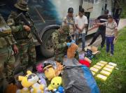 Hallan 15 paquetes de cocaína ocultos entre peluches en bus que iba a Bermejo