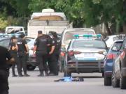 Violento asalto en Rosario: balean a un policía y para escapar robaron una patrulla