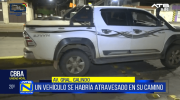 Camioneta queda atascada en pretil de avenida en Cochabamba al intentar evitar un choque