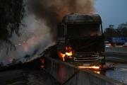 [Fotos] Incendio de camión con madera en Autopista Central obligó a cortar el tránsito