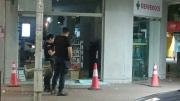 Tres delincuentes rompieron un vidrio de una farmacia del centro y robaron varios elementos
