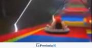Video: una joven de 28 años murió al caer de un tobogán