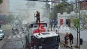 Video: caos por el incendio en un camión de recolección de residuos en pleno centro neuquino
