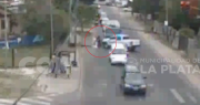 Video: escapó de un control en La Plata, la Policía lo siguió y terminó chocándolo para detenerlo