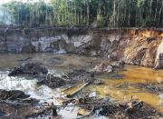 Oro de sangre y devastación ambiental continúan mientras EE UU levanta sanciones a industria minera