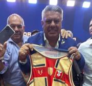 Claudio Tapia posó con la camiseta de Tucumán Central en el congreso del Consejo Federal