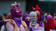 Día Internacional de la Mujer: ¿Por qué el lazo morado se convirtió en símbolo del 8M?