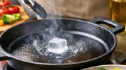 Por qué debes calentar la sartén con un hielo antes de cocinar verduras y para qué sirve