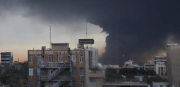 Nubes tóxicas y lluvia de aceite en Teherán tras ataque de Israel a cuatro instalaciones de almacenamiento de petróleo