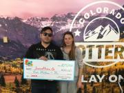 Un hombre que vivió en la pobreza ganó un millón de dólares en la lotería: “Tenía un día difícil pero todo cambió de repente”