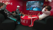 George Russell, Kimi Antonelli y Charles Leclerc mirando la brillante maniobra de Franco Colapinto