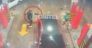 Cámaras captaron el momento en el que atracador apunta con un arma a trabajadora de un surtidor de Santa Cruz