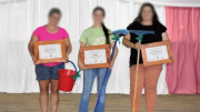 Polémica por festejos del Día de la Mujer: regalaron baldes y escobas en un evento