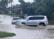 Intensa lluvia inunda barrios y frena mingas