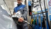 ¿Sube o no sube la nafta? La advertencia de YPF y la decisión que tendrá que tomar Caputo