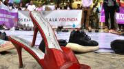 Activistas tienden “alfombra” de zapatos para recordar a víctimas de violencia