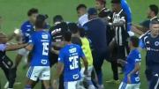 Escandalosa batalla campal entre Cruzeiro y Atlético Mineiro dejó récord de 23 expulsados