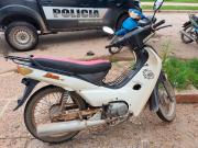 Siniestro y fuga en el centro: buscan a motociclista que atropelló a una empleada municipal y escapó