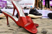 Activistas tienden alfombra de zapatos para recordar a víctimas de violencia en el país