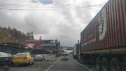 Camioneros colombianos inician paro indefinido en el puente de Rumichaca
