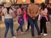 Marchaba con su novia por el Día de la Mujer y apareció su esposa: era deudor alimentario