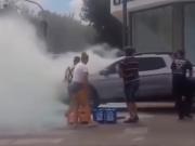 Pergamino: se prendió fuego una camioneta y dos soderos la apagaron a sifonazos