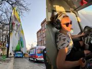 Una piloto murió en un accidente de globo aerostático: la aeronave se estrelló en plena ciudad y cayó sobre un autobús