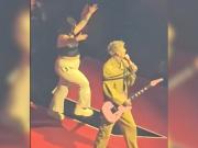 Una fanática de Machine Gun Kelly se cayó bruscamente del escenario y el cantante tuvo una emotiva reacción: el video