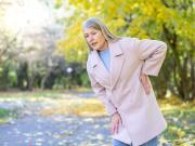 ¿Por qué se nos curva la espalda con la edad y qué podemos hacer para evitarlo?