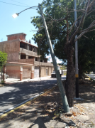 Poste a punto de caer en bulevar de Palmar Este