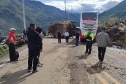 Habilitación parcial de la vía Cuenca – Riobamba, sector Gonzol, en donde cayó una roca