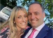 Adorni explicó el viaje de su esposa a Estados Unidos: “Quería que me acompañe porque es mi compañera de vida”