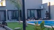 Brutal tiroteo entre la Policía y 15 delincuentes durante un allanamiento a una quinta: murió una persona
