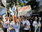 Feministas marcharon en todo el país y un grupo se concentró frente al departamento de Cristina Kirchner