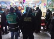 Clausuran dos bares en El Tejar y arrestan a 43 personas durante operativo municipal y policial