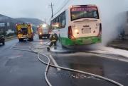 Incendio de bus y vehículo volcado provocan emergencias viales en Quito