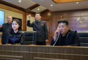Kim Jong-un y su hija supervisan misiles de Corea del Norte en el mar